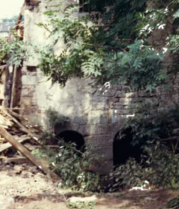 Fundamente im Mühlgraben freigelegt beim Abriss 1977