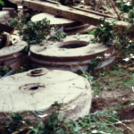Mühlsteine der Schrotmühle 1977 nach dem Abriss