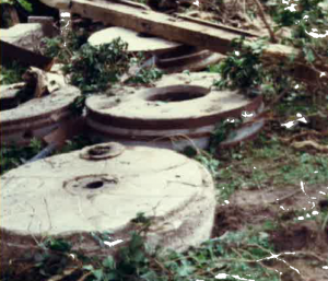 Mühlsteine der Schrotmühle 1977 nach dem Abriss
